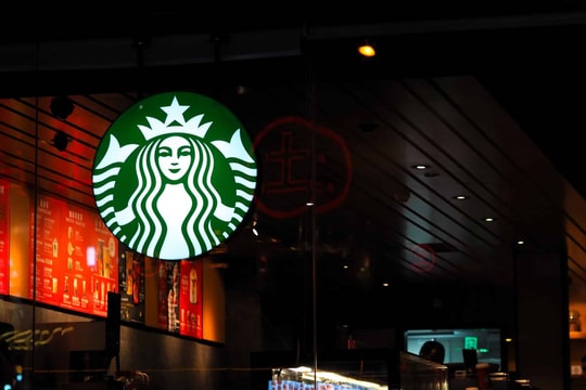Kinh tế khó khăn, Starbucks phải giảm giá đồ uống xuống còn hơn 80 nghìn đồng, công thức ‘sang chảnh’ từng thành công trở thành ‘bùa đòi mệnh’