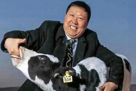 Từ công nhân rửa chai, quét rác kiếm sống đến ‘bố già ngành sữa’ sáng lập thương hiệu mang tính ‘cách mạng’ toàn châu Á: Lãi ít, bán nhiều để người nghèo cũng được đủ đầy