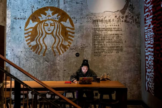 'Gục ngã' trước những ly cà phê giá hơn 30.000 đồng, Starbucks có thể sắp phải bán bớt hoạt động kinh doanh tại một nước châu Á