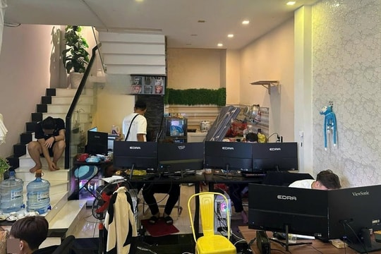 Công an ập vào 2 căn nhà trên đường Quang Trung và đường Trưng Nữ Vương, tạm giữ 15 điện thoại, 2 laptop, 16 CPU