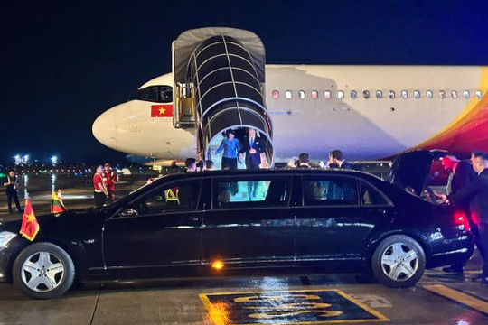 Tổng thống Litva đến Hà Nội trên chuyên cơ Vietjet