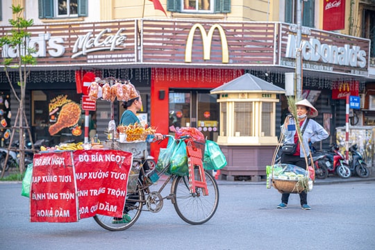 Nơi Starbucks sánh vai cùng trà đá, xiên que “bao vây” McDonald’s, bánh mì thịt xiên đặt trước Lotteria