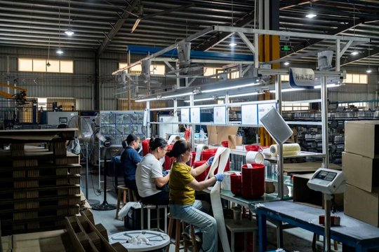 Nền kinh tế lớn thứ 2 thế giới đón 'tin buồn' giữa lúc căng thẳng thuế quan leo thang: Một loạt số liệu ảm đạm, tăng trưởng có thể giảm tốc mạnh