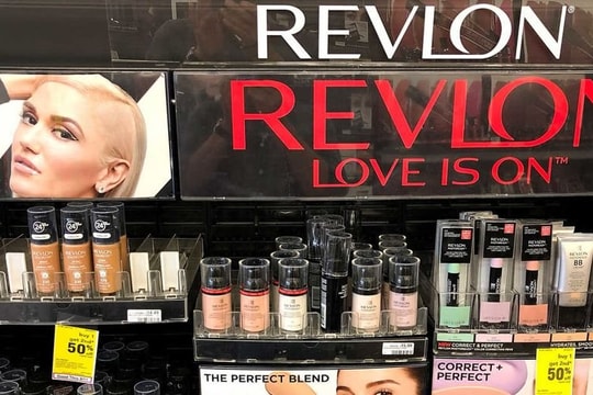 Chuyện gì đã xảy ra với Revlon: Biểu tượng làm đẹp 90 năm tuổi của Mỹ phá sản, nợ hơn 3 tỷ USD vì vay quá mức