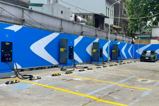 Trạm sạc xe điện VinFast liên tục mở mới, người dùng Việt yên tâm chuyển đổi xanh