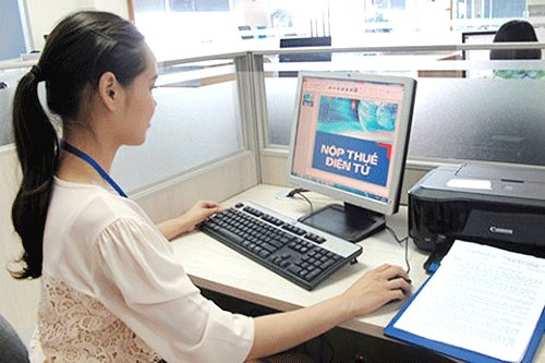 Doanh thu tháng này 100 triệu đồng, tháng sau 120 triệu nhưng tháng kế tiếp khó khăn thì đóng thuế thế nào?