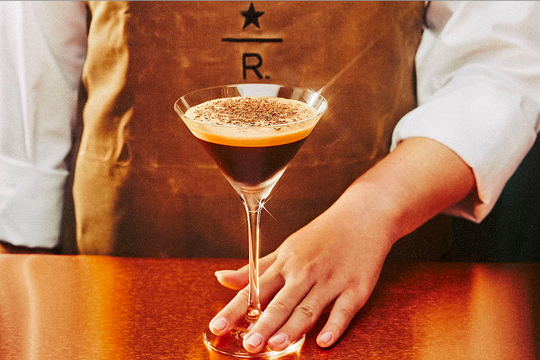 Bị tăng giá thuê, Starbucks Reserve mở cửa hàng mới đối diện 'thách thức' vị trí cũ Hàn Thuyên