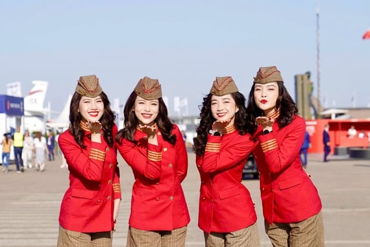 Tiếp viên hàng không Vietjet nổi bật giữa Paris Air Show 2025