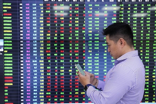 Cổ phiếu “họ” Vin bứt phá, VN-Index áp sát mốc 1.360 điểm