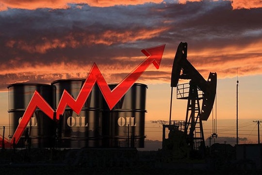 Giá dầu tăng nóng sau diễn biến mới tại Trung Đông, cổ phiếu dầu khí đồng loạt “bốc đầu”