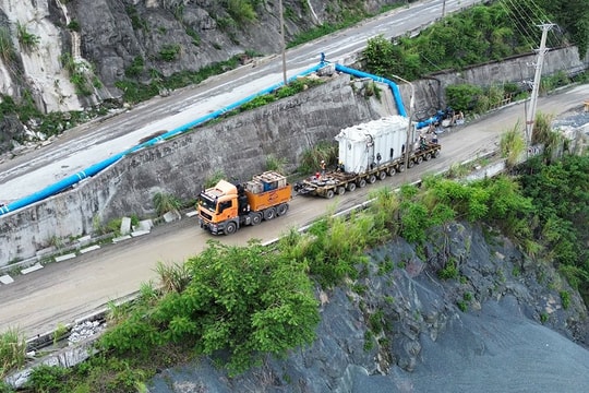 15 ngày vận chuyển 2 thiết bị tổng hơn 400 tấn từ Hải Phòng lên Hòa Bình, công trình quan trọng 9.220 tỷ sắp "về đích"