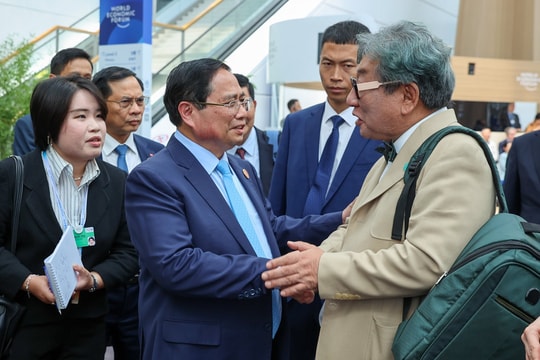 Đối thoại với Chủ tịch WEF, Thủ tướng tiết lộ bí quyết giúp Việt Nam đặt mục tiêu tăng trưởng kinh tế 8%