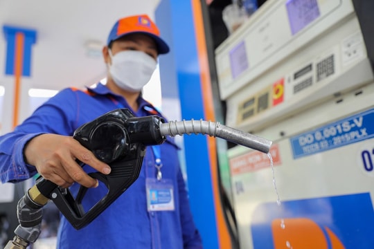 Giá xăng dầu tiếp tục tăng, RON 95 tiến sát mốc 22.000 đồng/lít