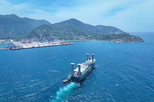 Cảng Cà Ná đón chuyến tàu "lịch sử" từ Đức, loạt thiết bị siêu trường, siêu trọng cập bến Việt Nam