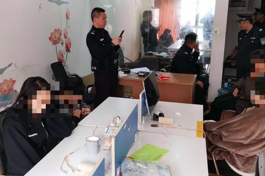 Cảnh sát ập vào bắt giữ 8 đối tượng giả danh nhân viên công ty chứng khoán, phanh phui đường dây lừa đảo, số tiền lên đến 153 tỷ