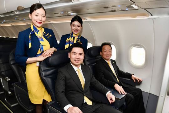 Xôn xao khung hình quyền lực 2 cha con Bầu Hiển trong ngày máy bay đầu tiên thuộc sở hữu của Viettravel Airline ra mắt, hoa hậu Đỗ Mỹ Linh nói 1 câu khen nức nở
