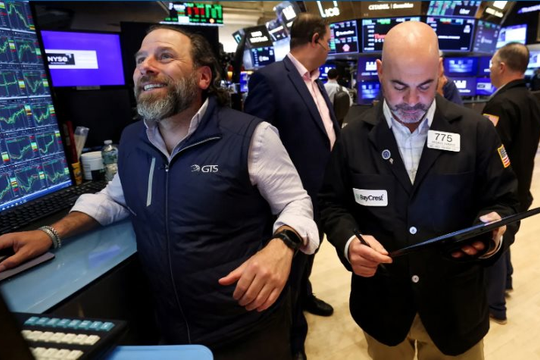 S&P 500, Nasdaq lập đỉnh mọi thời đại, chứng khoán Mỹ tăng vọt vượt mọi nỗi lo về thương mại