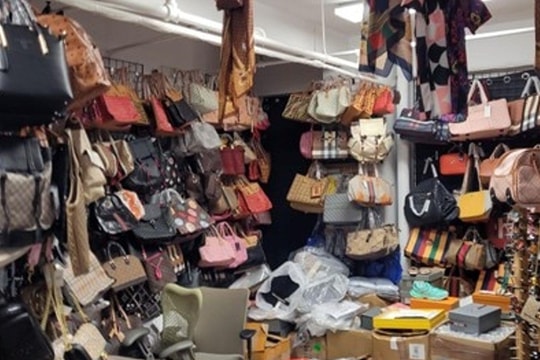 Đột kích kho hàng chứa toàn Louis Vuitton, Gucci, Chanel... "fake" chất thành đống, cảnh sát phanh phui vụ án hàng giả trị giá tới 26.000 tỷ đồng