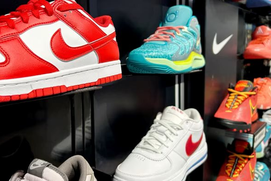 Doanh thu giảm gần mạnh nhất 40 năm, Nike vùng vẫy tìm cách thoát khỏi ‘năm thảm họa’