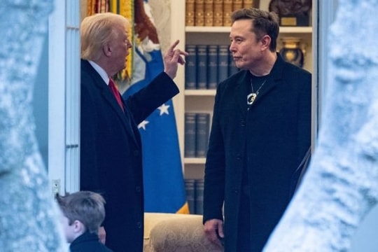 Tổng thống Donald Trump đưa cảnh báo trục xuất tỷ phú Elon Musk: Chuyện gì đang xảy ra?