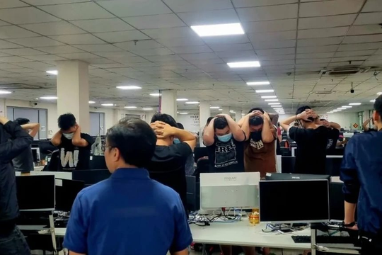 Đột kích 1 cơ sở lừa đảo, cảnh sát phanh phui đường dây mạo danh công ty chứng khoán với chiêu thức rất bài bản, bắt giữ 2 đối tượng cầm đầu