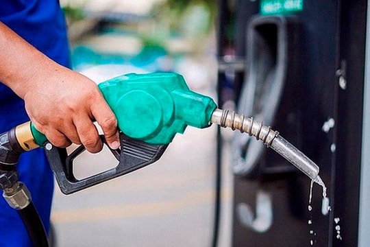 Giá xăng giảm hơn 1.200 đồng/lít từ 15 giờ chiều nay 
