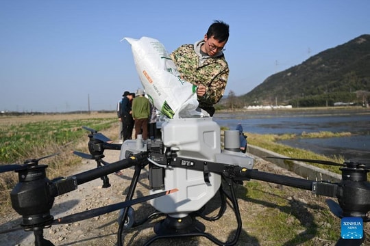 Nông dân Trung Quốc giờ “sướng như tiên”: Ngồi phòng điều hòa lái drone, điều khiển việc gặt lúa, cấy cày
