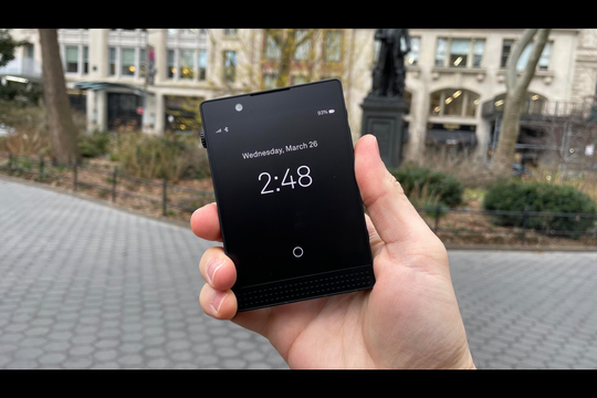 Tôi đã bỏ iPhone để dùng mẫu điện thoại "cục gạch" có giá tận 20 triệu này: Cảm giác thật khó tả