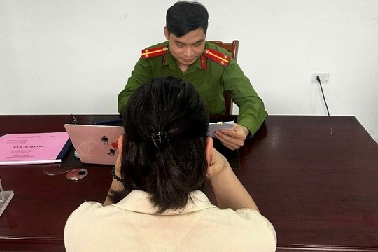Mãi không rút được 2,1 tỷ đồng trong tài khoản, người phụ nữ báo công an