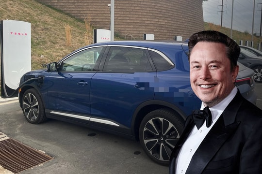 VinFast VF 8 sạc điện tại trụ Tesla: Đây là tham vọng của Elon Musk