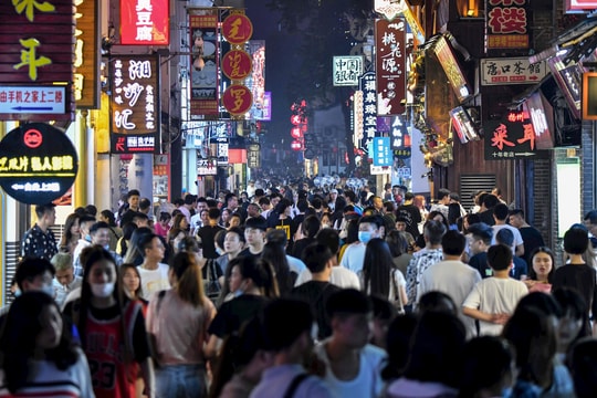 Nợ ngập đầu, người khổ sở, kẻ đua nhau lên mạng ‘khoe’ để biến nguy thành cơ: Hé lộ mảng tối trong hệ thống tài chính của nền kinh tế lớn thứ 2 thế giới