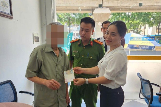 Cụ ông 79 tuổi đến ngân hàng tất toán sổ tiết kiệm 250 triệu đồng nhưng nhận lại đồng
