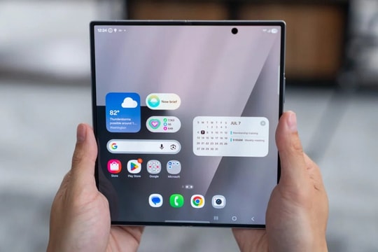 Galaxy Z Fold 7 ra mắt giá 47 triệu: Mỏng như tấm kính trên tay nhưng "tử huyệt" 4 năm vẫn chưa thay đổi