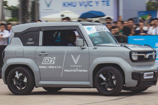 Hai chiếc VinFast VF 3 'đốt lốp' khét lẹt, có trang bị như xe đua: Thứ quan trọng nhất vẫn nguyên bản