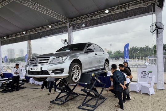 VinFast thu xe xăng đổi xe điện, có người mang Mercedes AMG đến