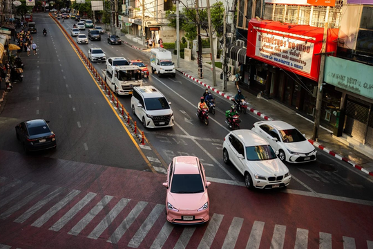 Chuyện lạ ở quốc gia hàng xóm Việt Nam: Dân rất giàu mà chẳng hiểu sao cứ bảo dùng xe điện là "trốn mất"