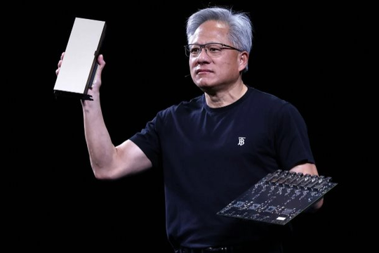 NVIDIA lập đỉnh lịch sử, Jensen Huang vừa bán hơn 36 triệu USD cổ phiếu, tài sản vẫn ngang ngửa huyền thoại Warren Buffett