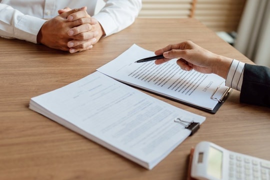 Rút bảo hiểm trước hạn có thể mất phí phạt tới 90% giá trị hợp đồng: Hiểu rõ phí rơi, phí phạt trước khi mua BHNT để tránh mất tiền