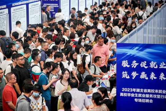 Sinh viên đổ xô đi học cao học vì không tìm được việc, có bằng thạc sĩ mới được xem xét tuyển dụng: “Lạm phát” bằng cấp tại Trung Quốc khiến bằng cử nhân thời nay chỉ ngang với học nghề 