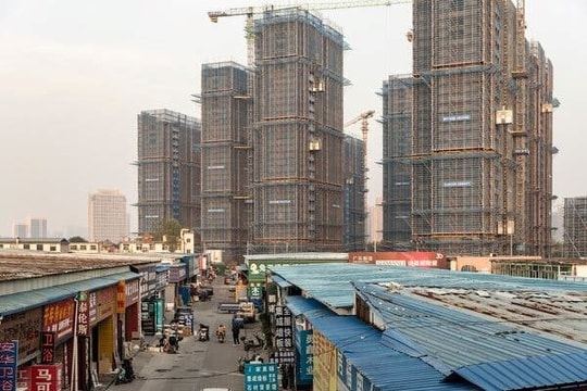 Nở rộ chiêu lừa đảo mới trên thị trường bất động sản đang dư thừa hơn 60 triệu căn nhà, một số ngân hàng biết nhưng nhắm mắt làm ngơ
