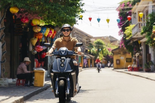 "Trước mỗi ngày tốn đến 500.000 đồng tiền xăng, giờ chạy xe điện chỉ mất 100.000 đồng"