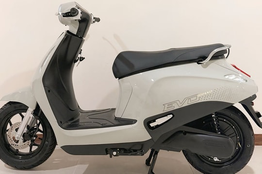 Ảnh thật VinFast Evo Grand: Hai người ngồi có chật không, cốp xe có thể lắp thêm pin phụ trông ra sao?