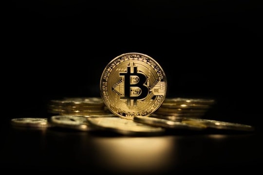 Đến thời tiền số thổi giá chứng khoán: Các doanh nghiệp đua nhau mua ‘coin’ để nâng giá cổ phiếu, liệu có bền vững?
