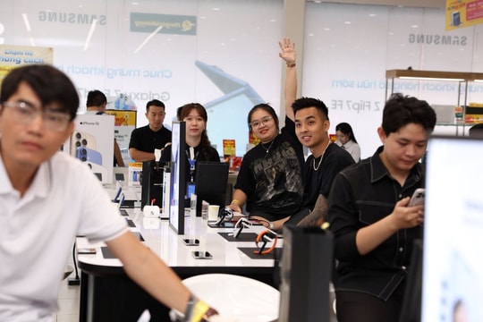 Khách hàng hào hứng nhận sớm Galaxy Z 2025 cùng loạt quà giá trị từ Thế Giới Di Động