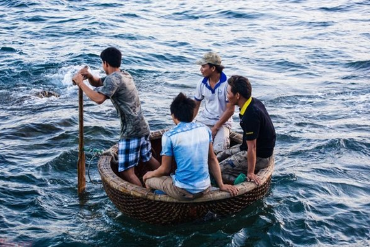 Nhà đầu tư 'full cash' có nên 'nhặt nhạnh' cổ phiếu ở thời điểm này?