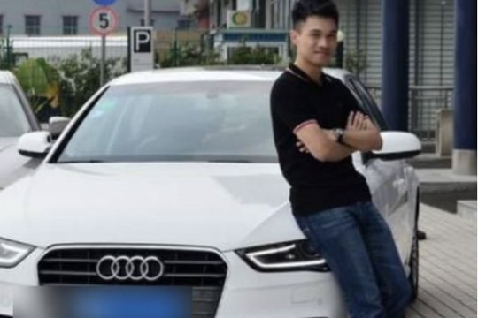 Mua xe Audi cũ giá 250 triệu đồng, người đàn ông phát hiện 1 gói vàng miếng và tiền mặt trị giá hơn 500 triệu đồng giấu trong lốp dự phòng