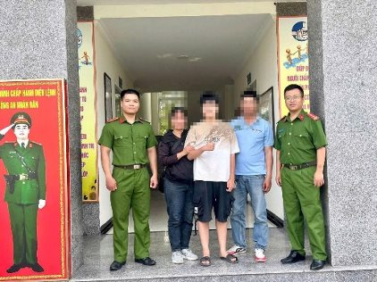 Người phụ nữ bị đòi chuyển khoản trả 100 triệu đồng nhưng quyết không chuyển mà báo công an