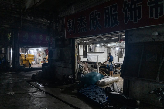 Chưa từng có: Hàng loạt xưởng may nhỏ đóng cửa, vô số lao động bơ vơ tìm việc, ‘công xưởng giá rẻ’ của thế giới liệu có đang đến hồi kết?