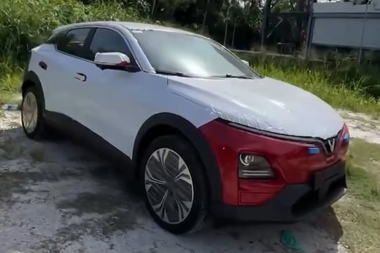 Chưa khai trương, dân Ấn Độ vẫn ào tới các showroom VinFast, sôi sục chờ một thông tin