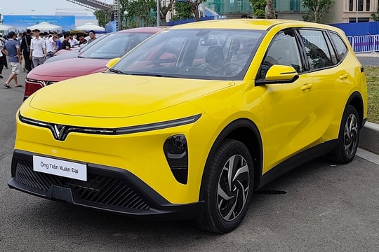 Kiểm chứng hàng ghế 'ngồi xổm' trên VinFast Limo Green: Người cao 1,75 mét ngồi vừa không?
